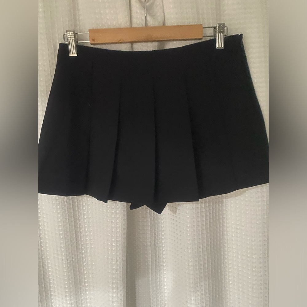 Zara Black Pleated Mini Skirt-Shorts/ size medium